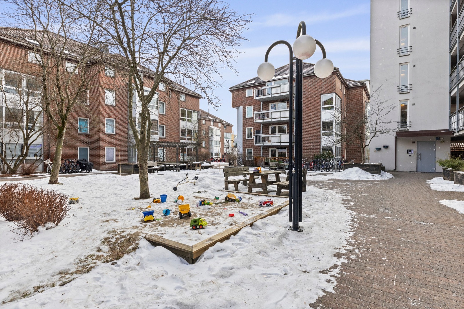 Bakgård Galleribilde