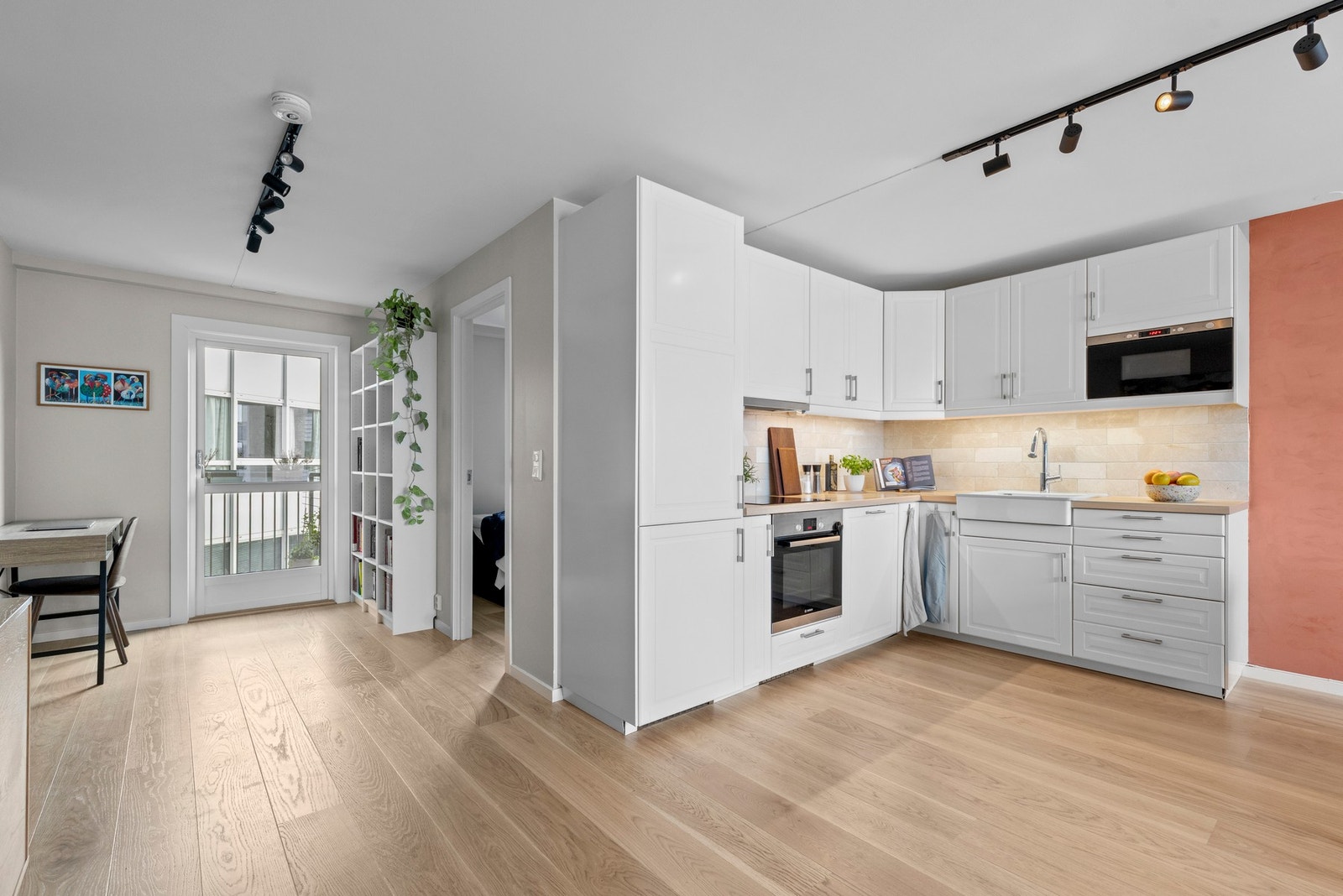 Attraktiv, gjennomgående 3-roms med balkong, heis og garasjeplass, sentralt beliggende mellom Voldsløkka og Nydalen Galleribilde