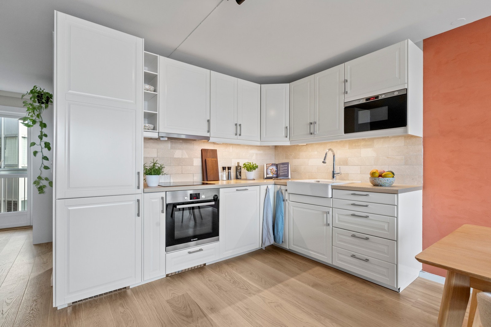 kjøkkeninnredning med profilerte fronter og integrerte hvitevarer fra 2014 Galleribilde