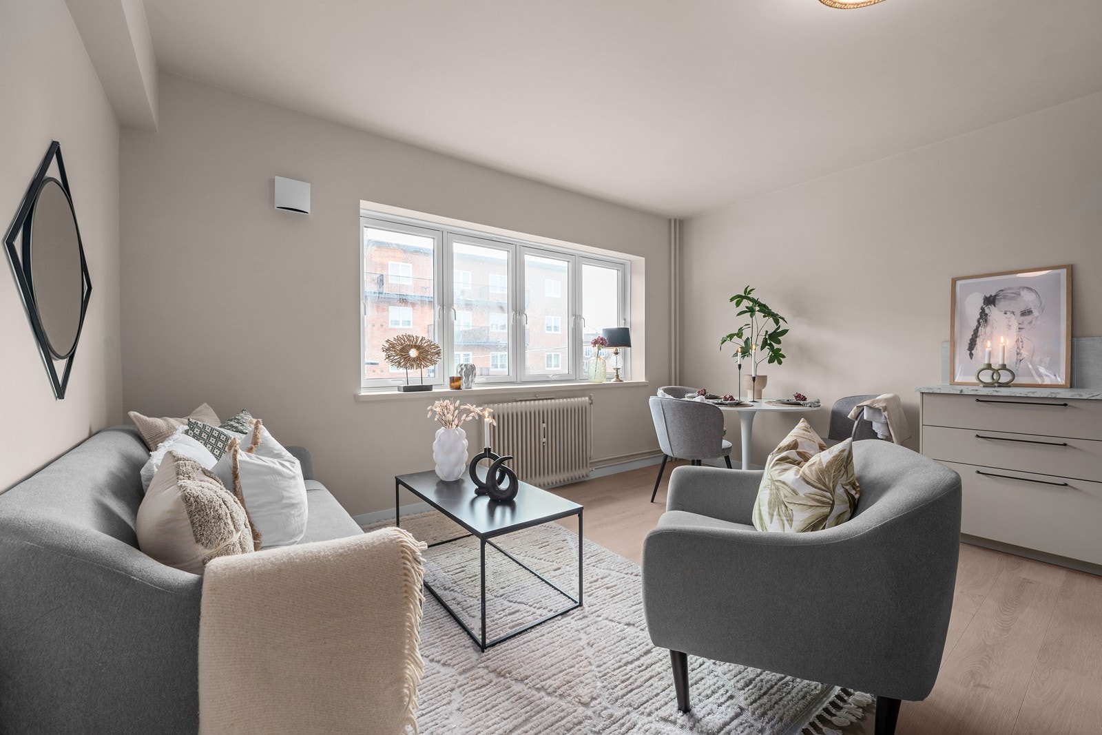 Trivelig stue med mye naturlig lys fra store vindusflater Galleribilde