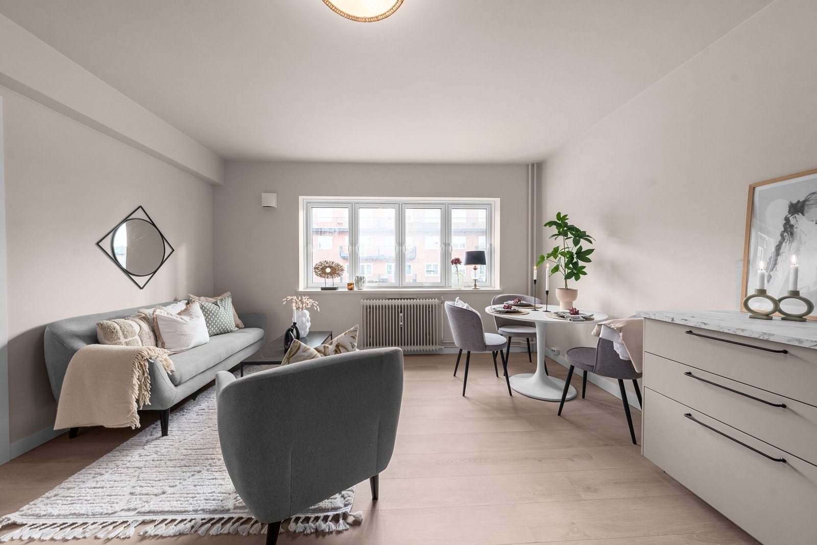 Stue og kjøkken i åpen løsning Galleribilde