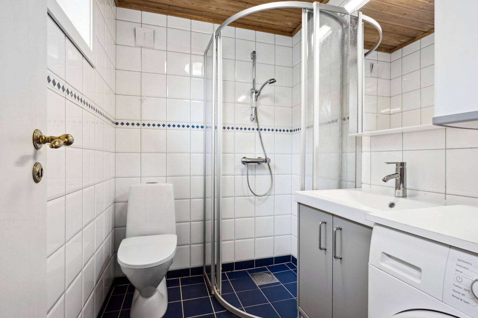 Flott bad hvor vaskemaskin medølger Galleribilde