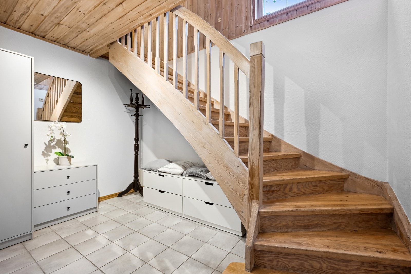 Hyggelig og romslig entrè med gode lagringsmuligheter Galleribilde