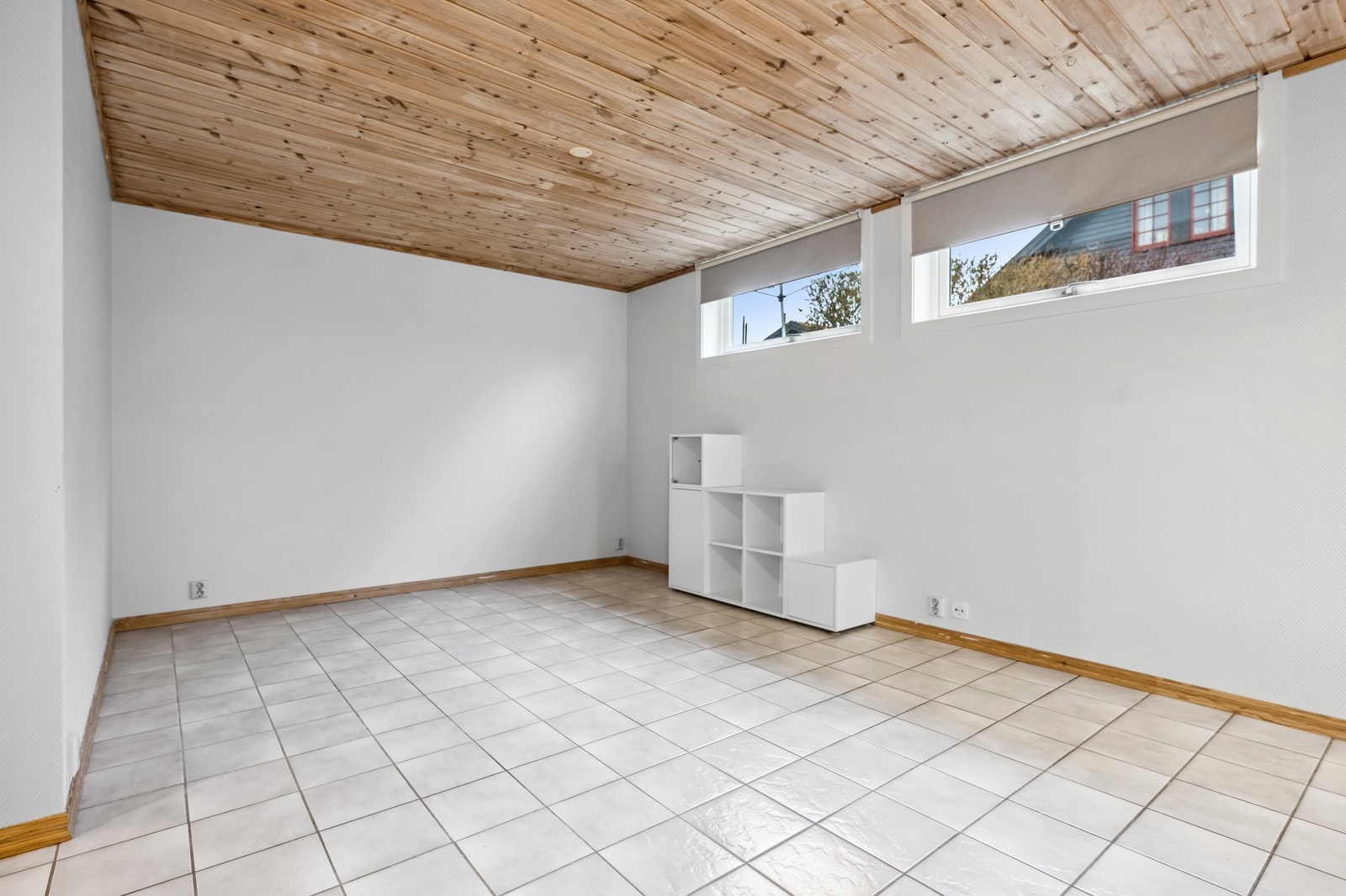 Stor stue med god plass til ønskelig møblement Galleribilde