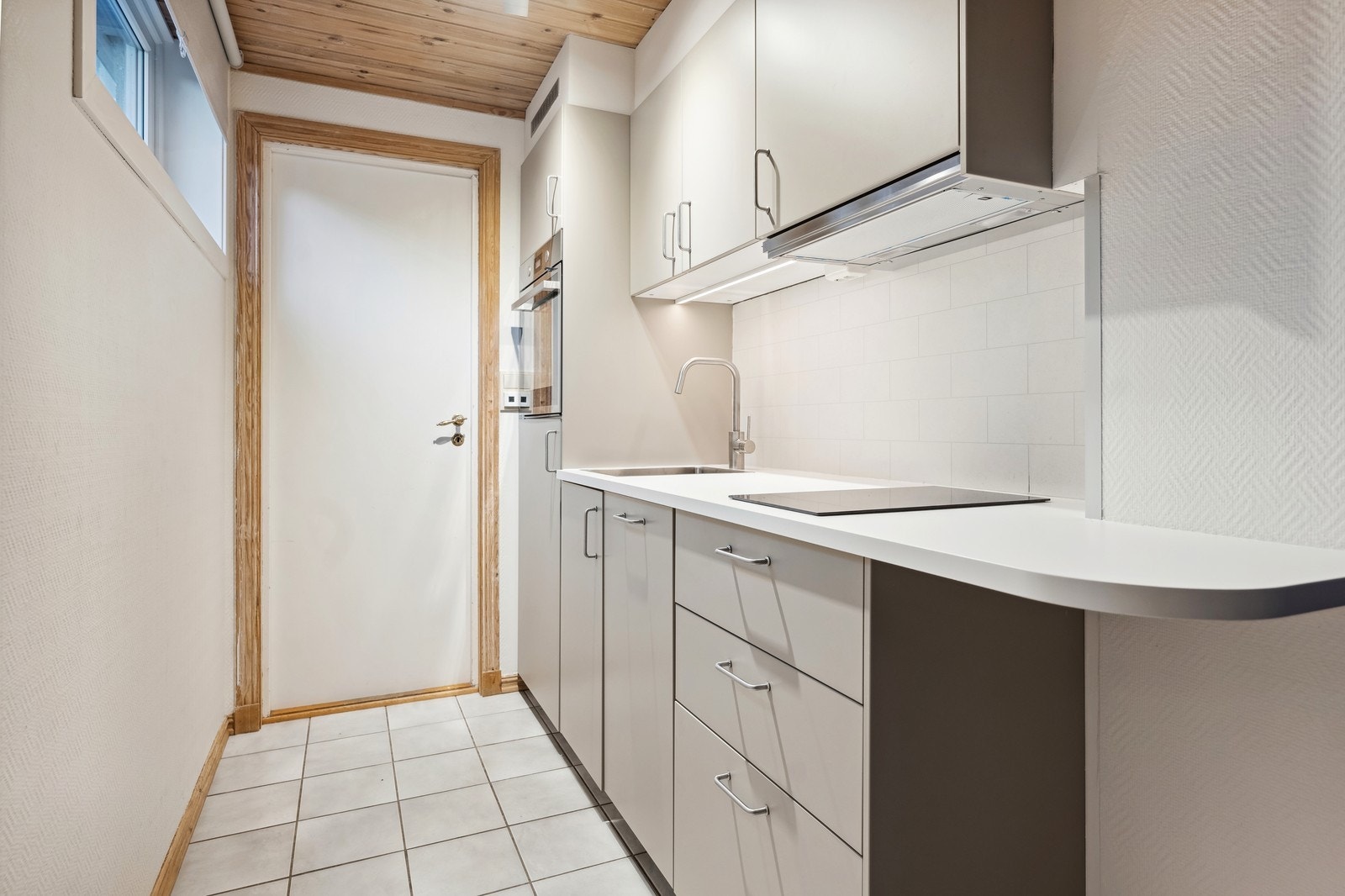 Nytt og flott kjøkken med integrerte hvitevarer Galleribilde