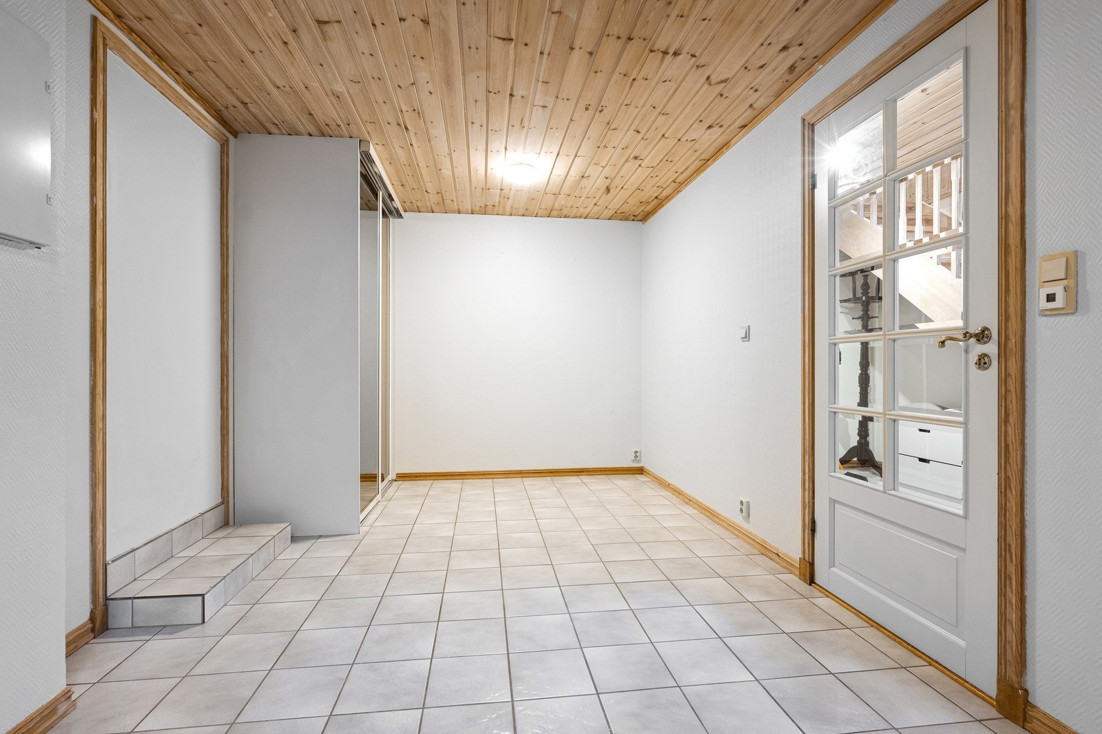 Stue med garderobeløsning og parktisk hjørne til sovealkove Galleribilde