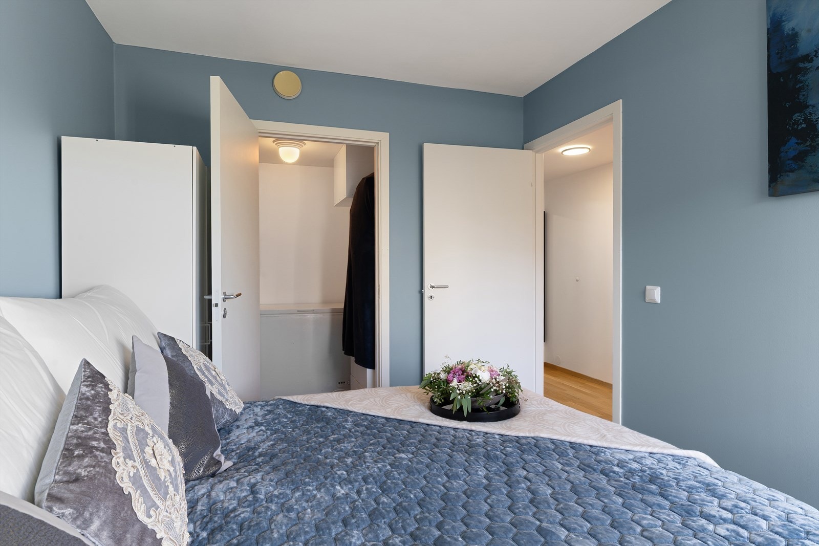 Praktisk bod i forbindelse med hovedsoverommet. Galleribilde