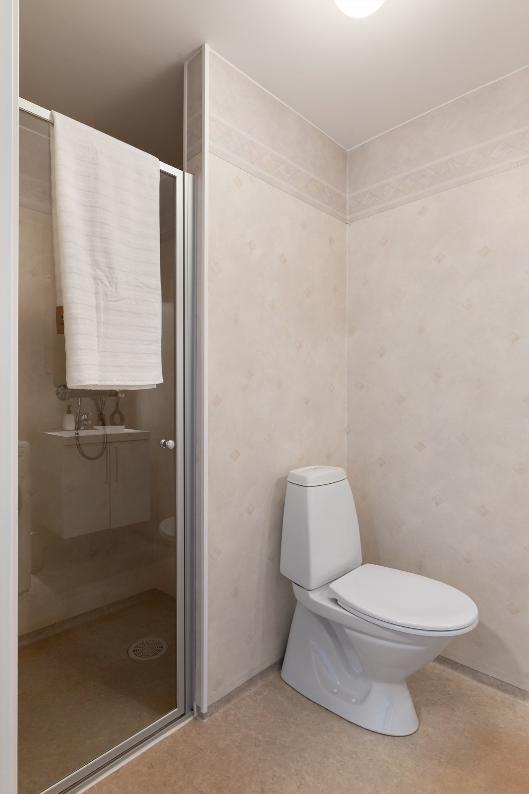 Bad med romslig dusj. Galleribilde