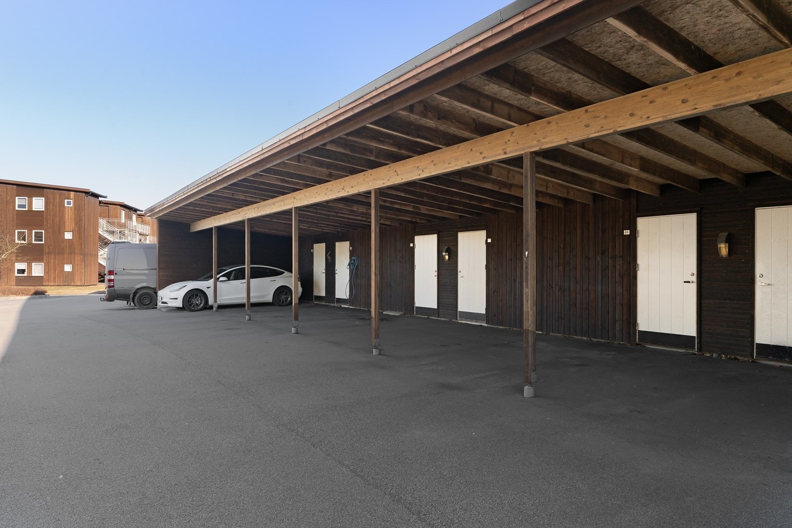Parkering i carport. Sportsbod på 6 m². Galleribilde