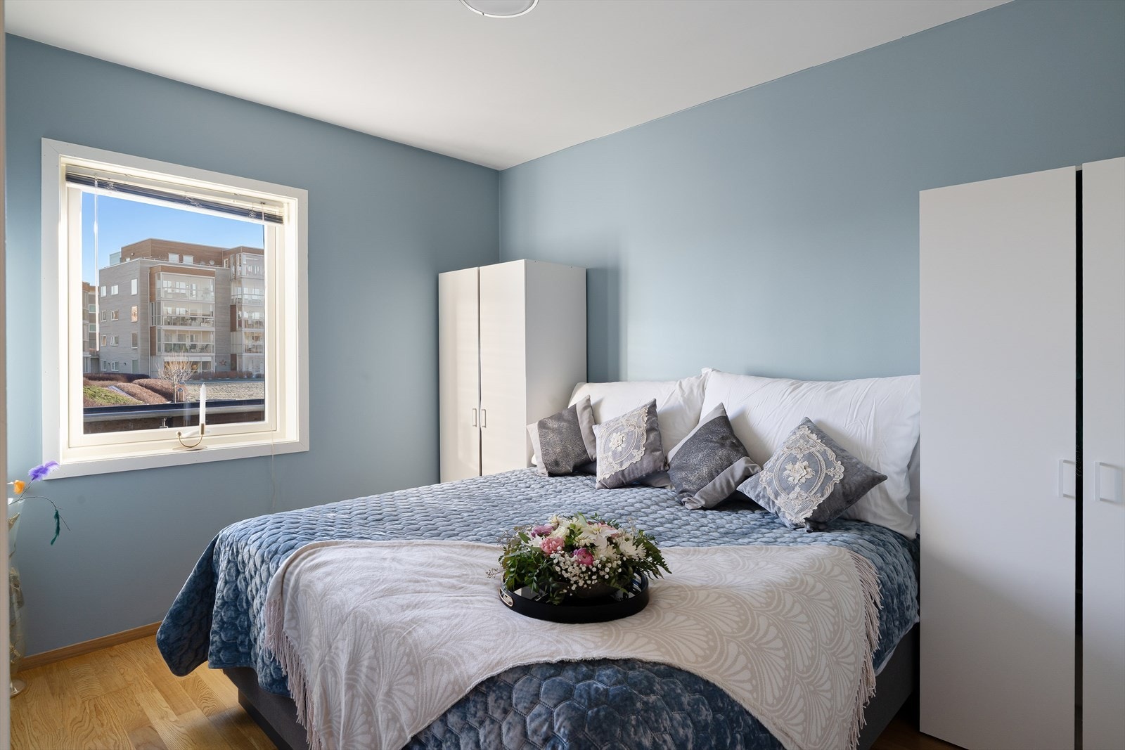 Hovedsoverom med god plass til dobbeltseng og garderober. Galleribilde