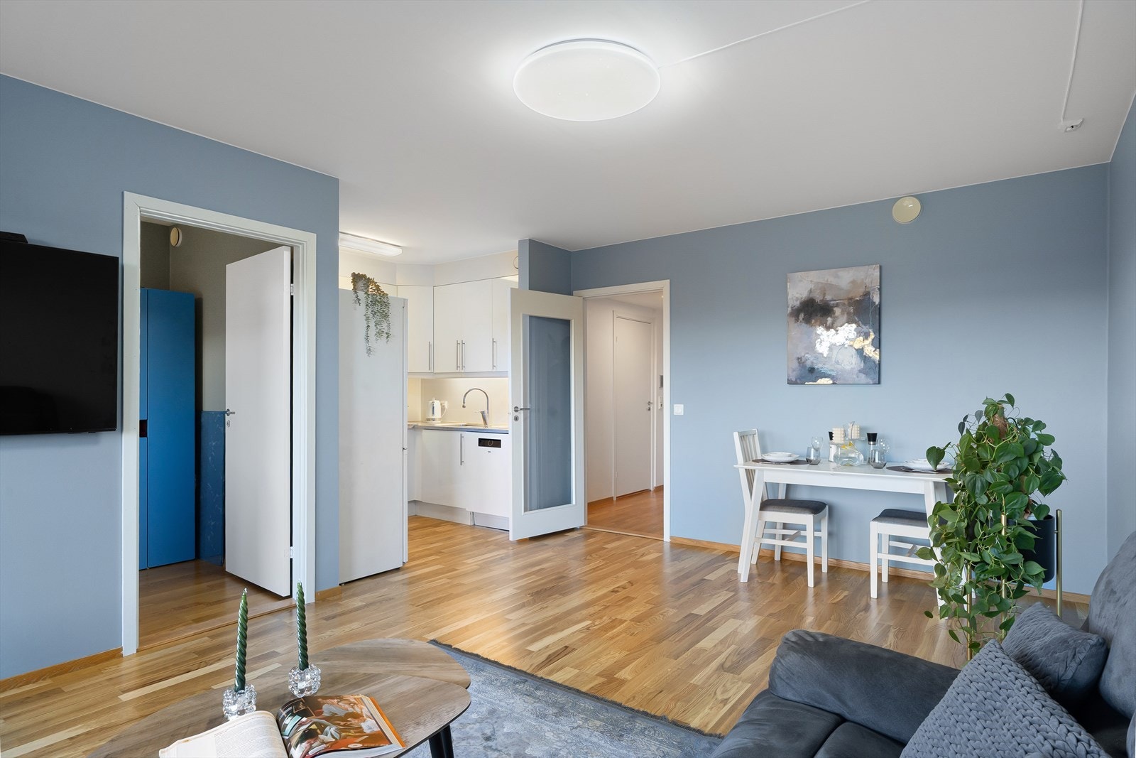 Malte slette overflater og parkett på gulv. Parkett i stue ble nylig byttet i forbindelse med en forsikringssak. Galleribilde