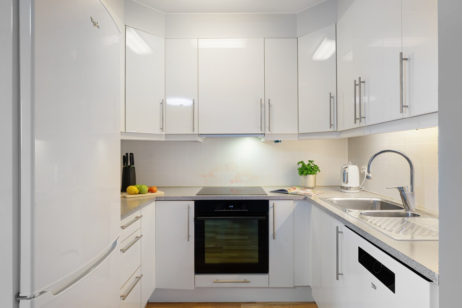 Godt med oppbevaringplass og gode arbeidsflater. Galleribilde