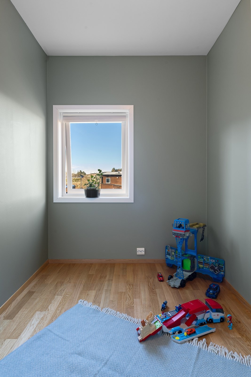 Soverom 2. Rommet passer godt som gjesterom, kontor eller barnerom m.m., alt etter behov. Galleribilde