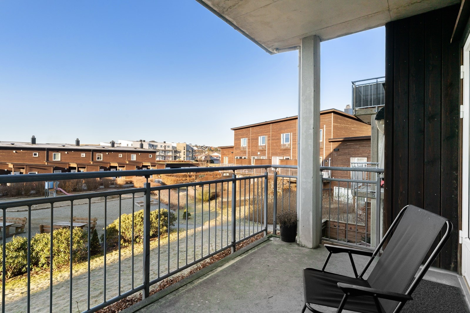 Sørvest-vendt balkong med overbygg og gode solforhold. Galleribilde