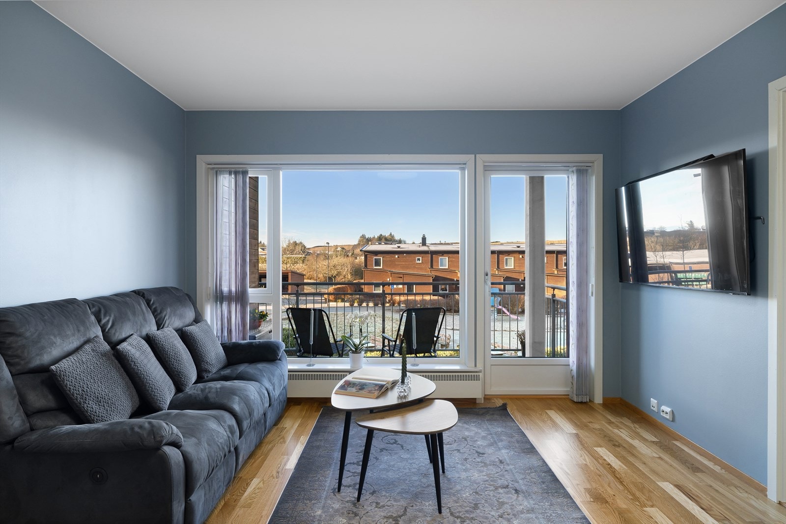 Store vindusflater. Flott utsyn mot fellesområder. Galleribilde