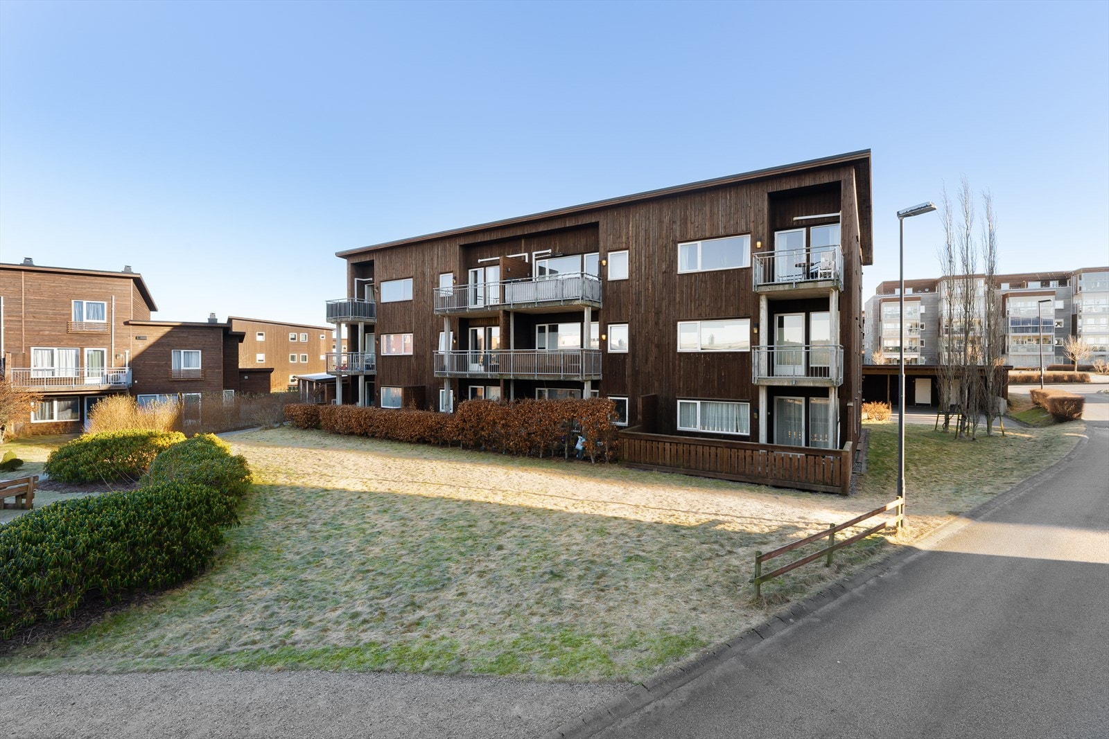 God planløsning med 2 soverom, godt bad og stue/kjøkken i åpen løsning, med plass til både sittegruppe og spisebord. Galleribilde