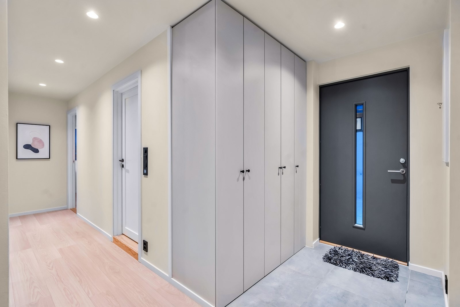 I entréen er det plass til å henge fra seg yttertøy, samt sette fra seg sko. Galleribilde