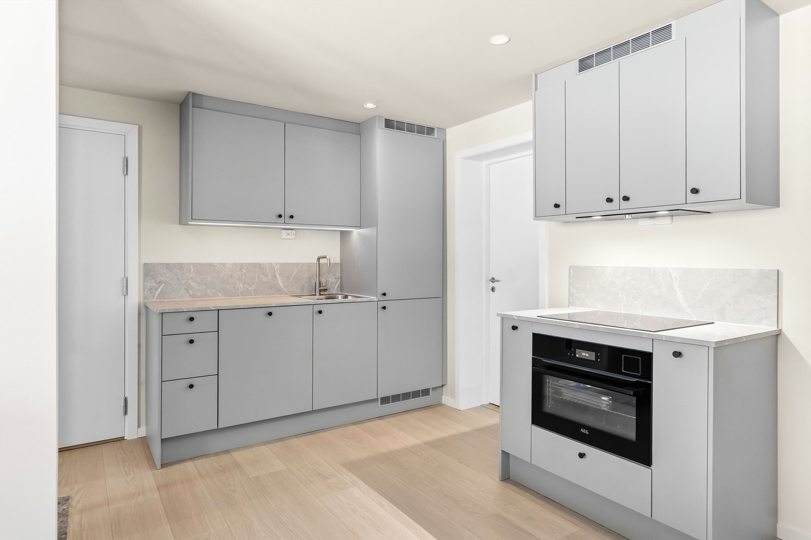 Det er blitt satt inn et kjøkken i stuen, også dette kjøkkenet har en lekker Aubo-innredning fra 2025. Galleribilde