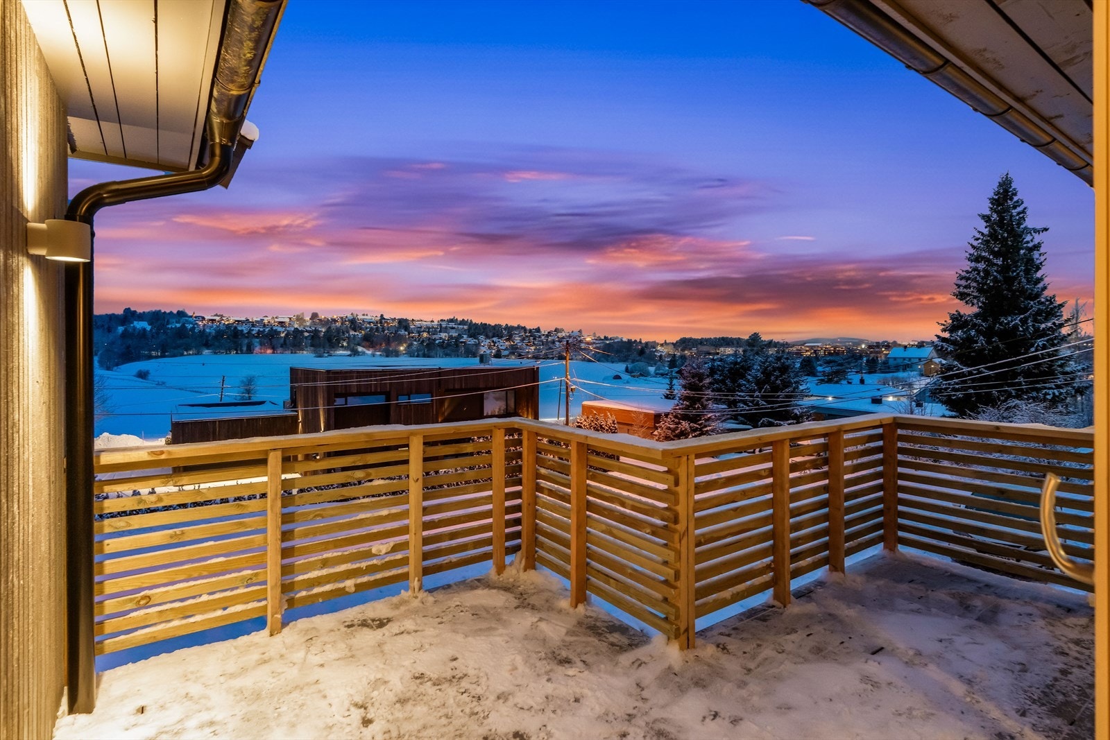 I tillegg er det utgang til to terrasser med flott utsikt og fine solforhold. Galleribilde