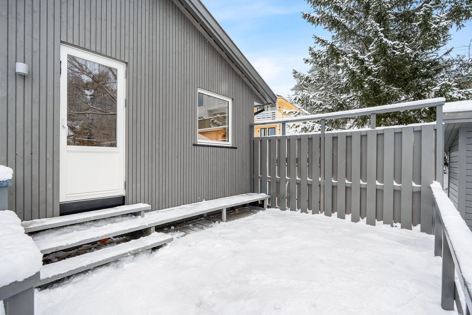 Fra kjøkkenet er det utgang til en terrasse på 18,2 m². Galleribilde