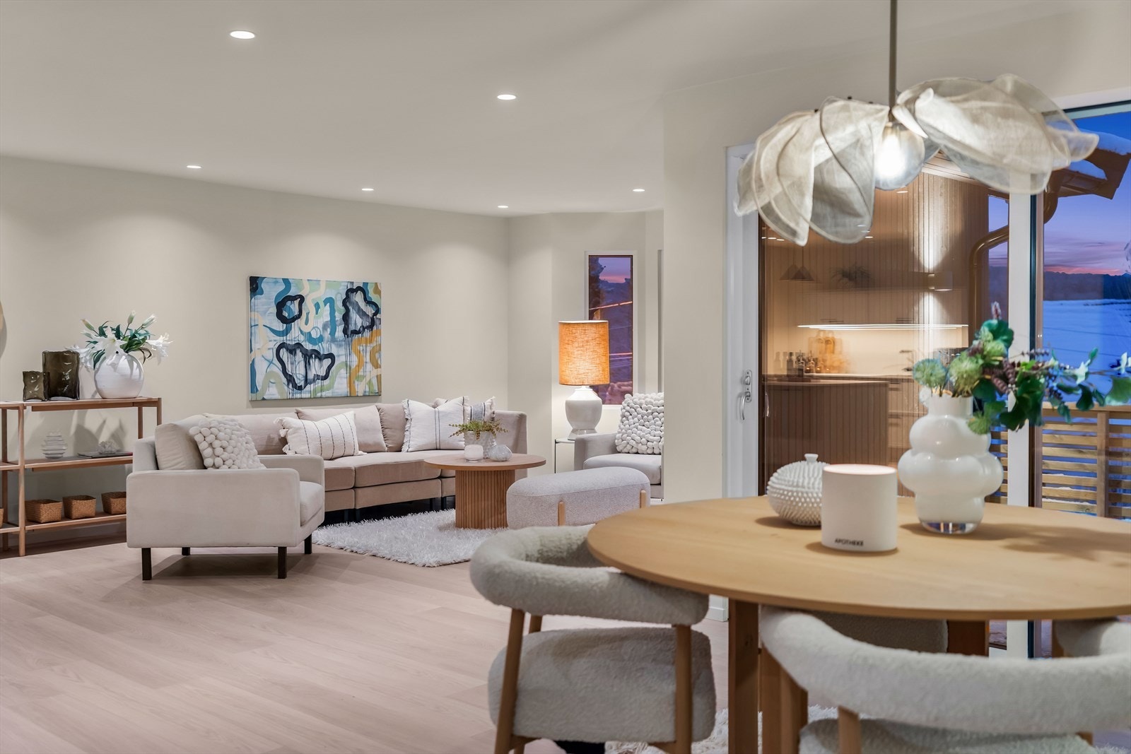 Hele huset ble betydelig oppusset i 2025, og har nye innvendige overflater, nytt elektrisk anlegg, nytt vann-/avløpsopplegg og mye mer. Galleribilde