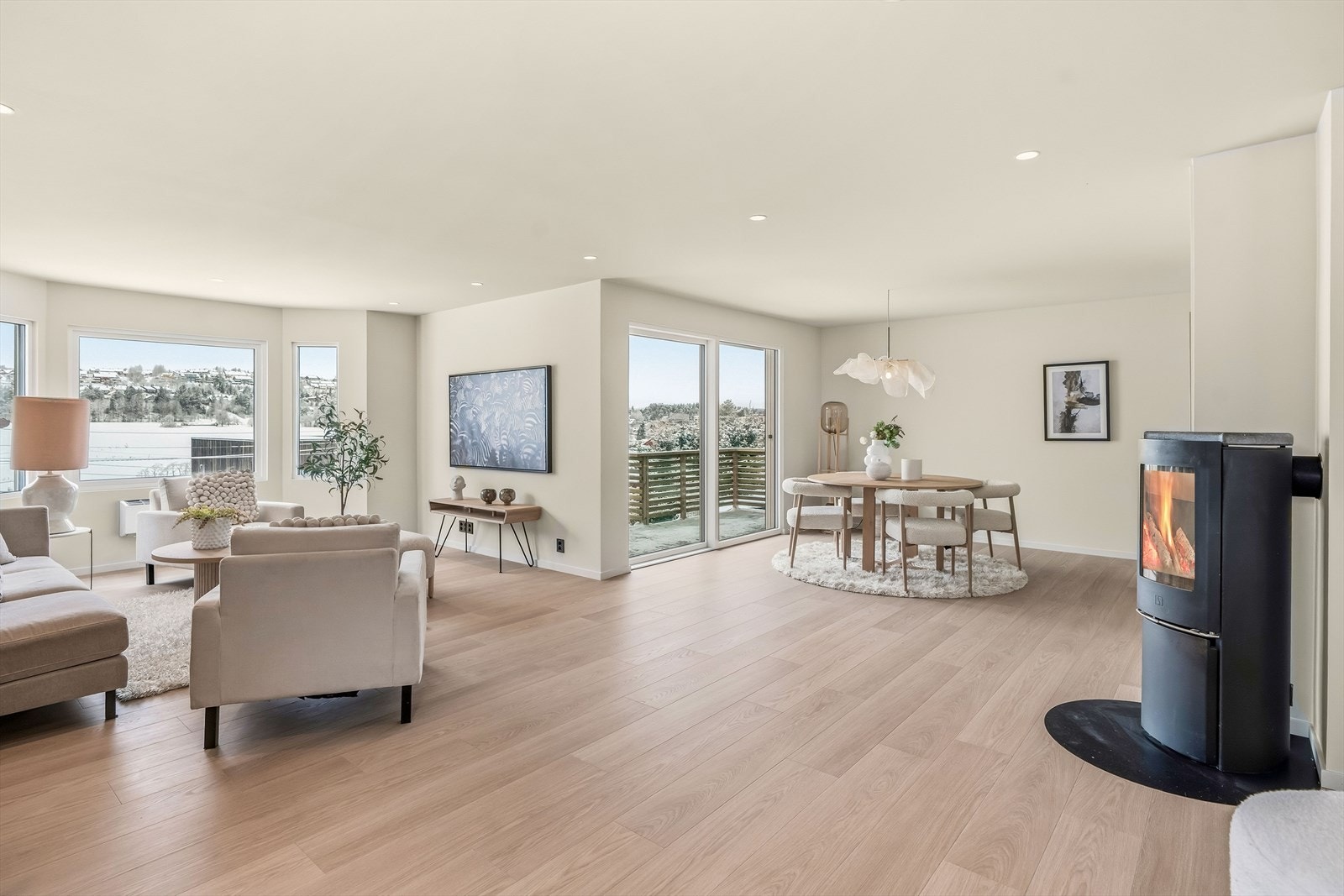 I rommet er det plass til sofaseksjon, tv-møbel og spisegruppe. Galleribilde