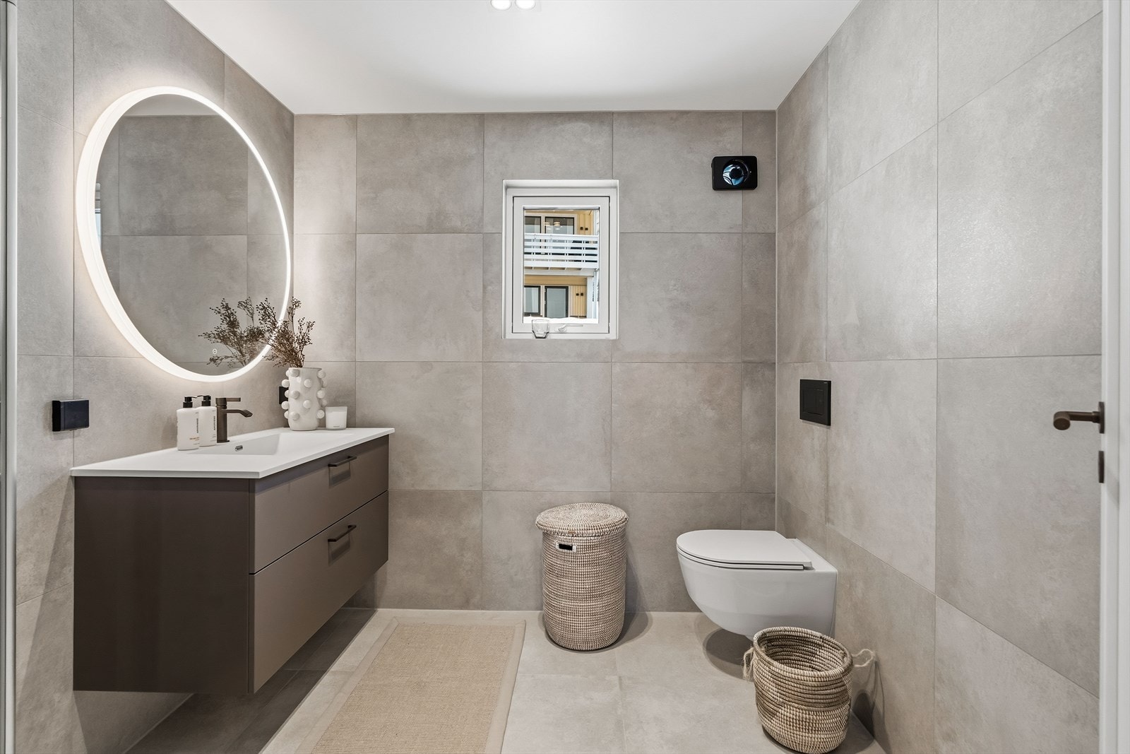 Etasjen har et romslig baderom, også nytt fra 2025. Badet har flislagt gulv med gulvvarme, samt flissatte vegger. Galleribilde