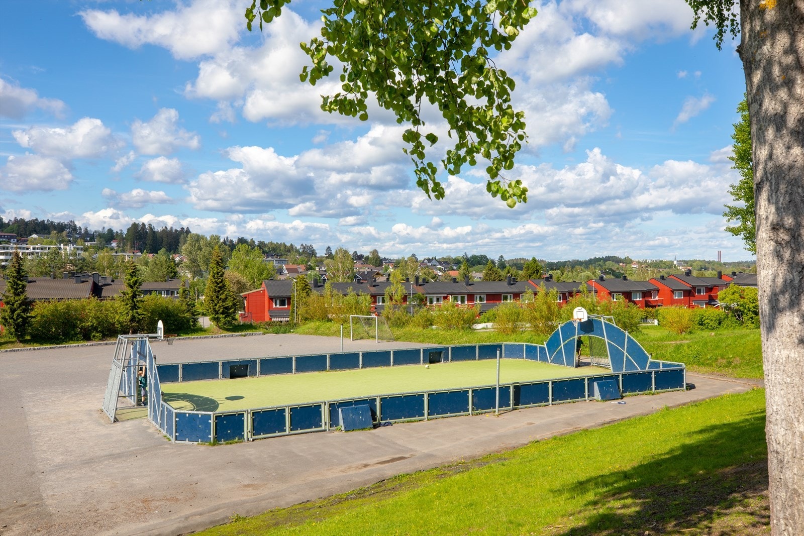 Stor ballplass på Finstad skole. Galleribilde
