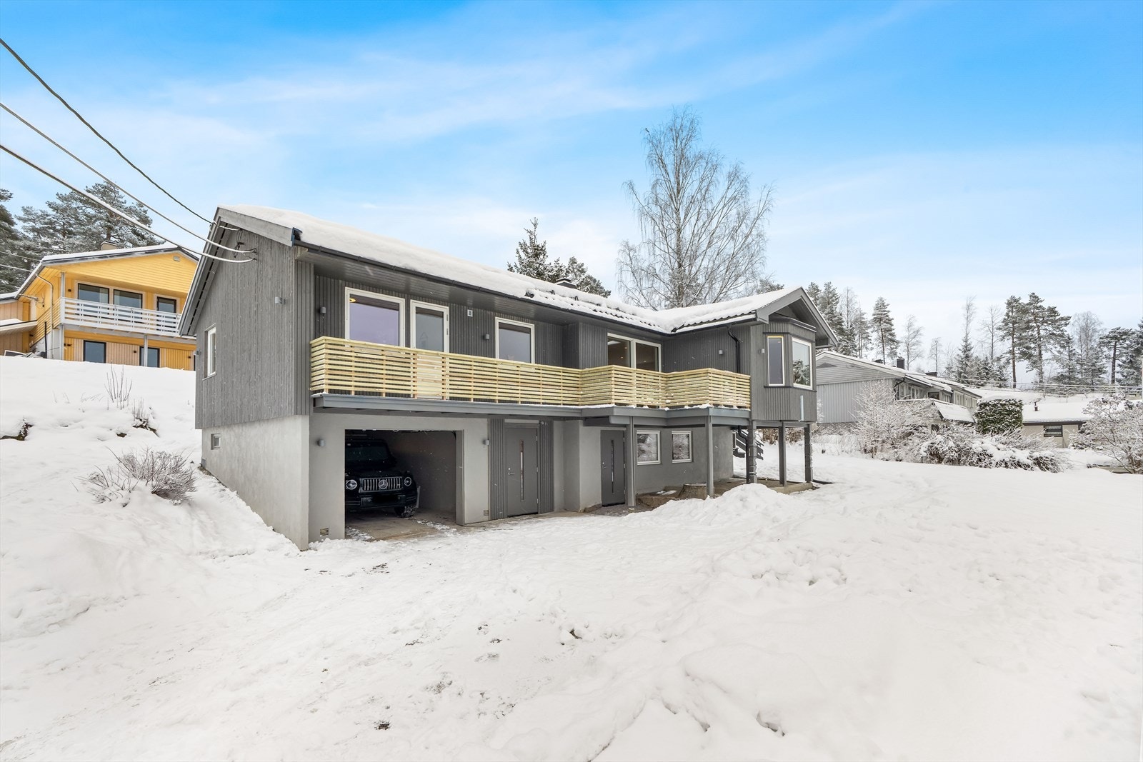 Det er parkering i integrert garasje, samt plass til biloppstilling på gårdsplass. Galleribilde