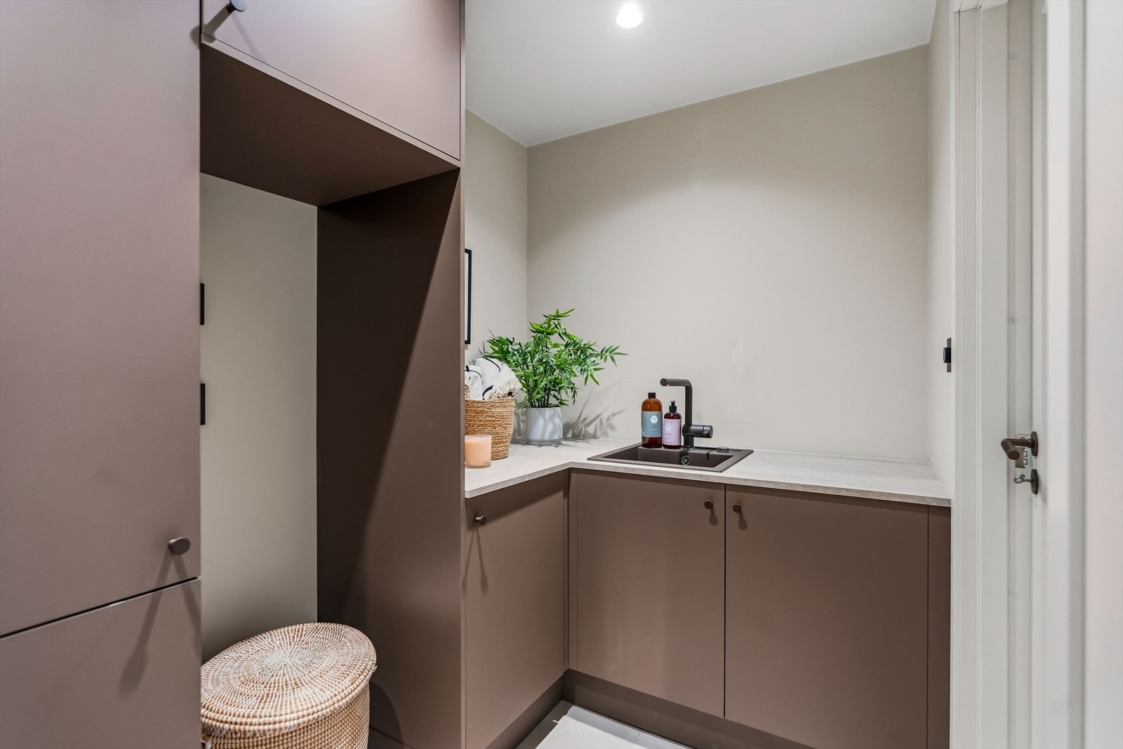 Det er etablert et svært praktisk separat vaskerom, med mye benk- og skapplass. Galleribilde