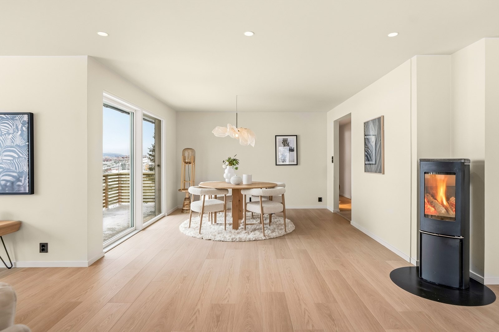 En frittstående peisovn med glass er montert, samt en varmepumpe - disse skaper behagelige innetemperaturer hele året. Galleribilde