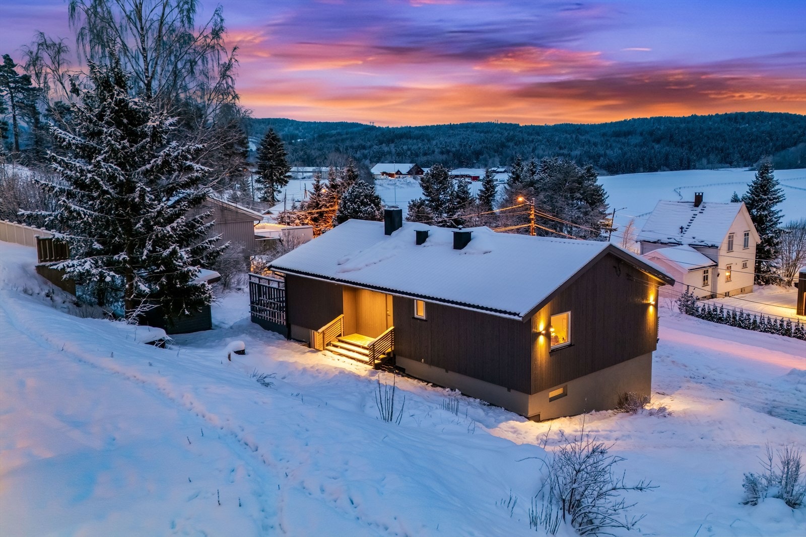 Boligen har et innbydende inngangsparti fra husets bakside, med adkomstterrasse på 5,9 m². Galleribilde