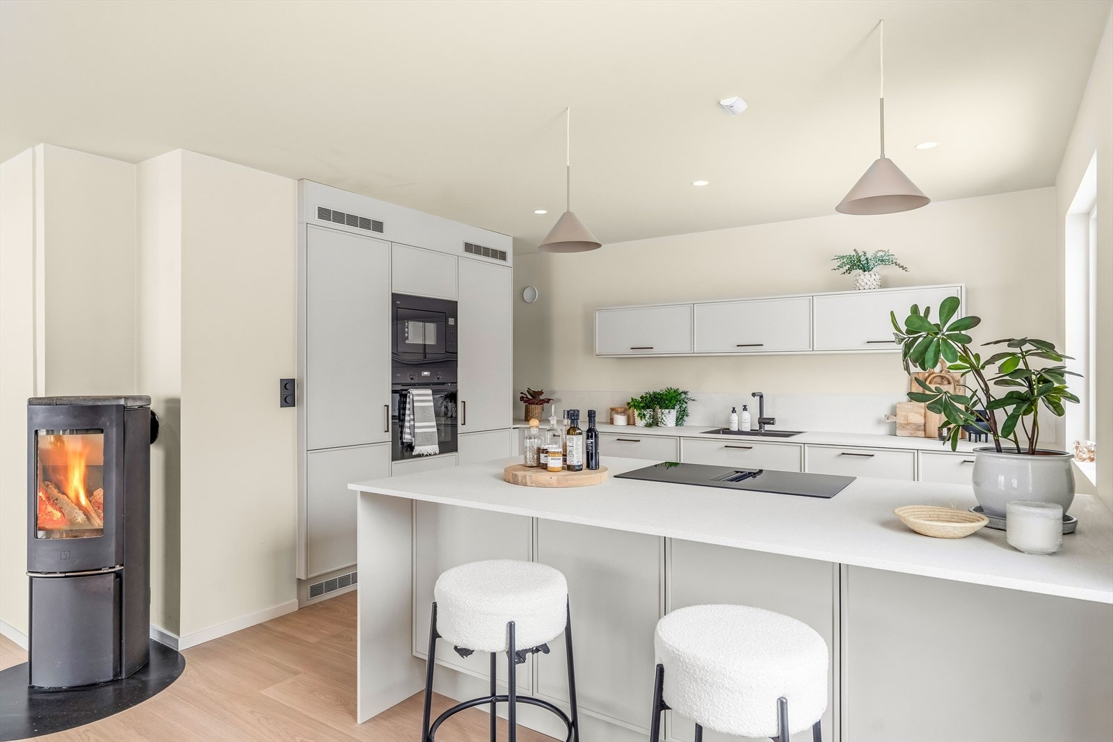 Det er etablert en praktisk barløsning med plass til barstoler. Galleribilde