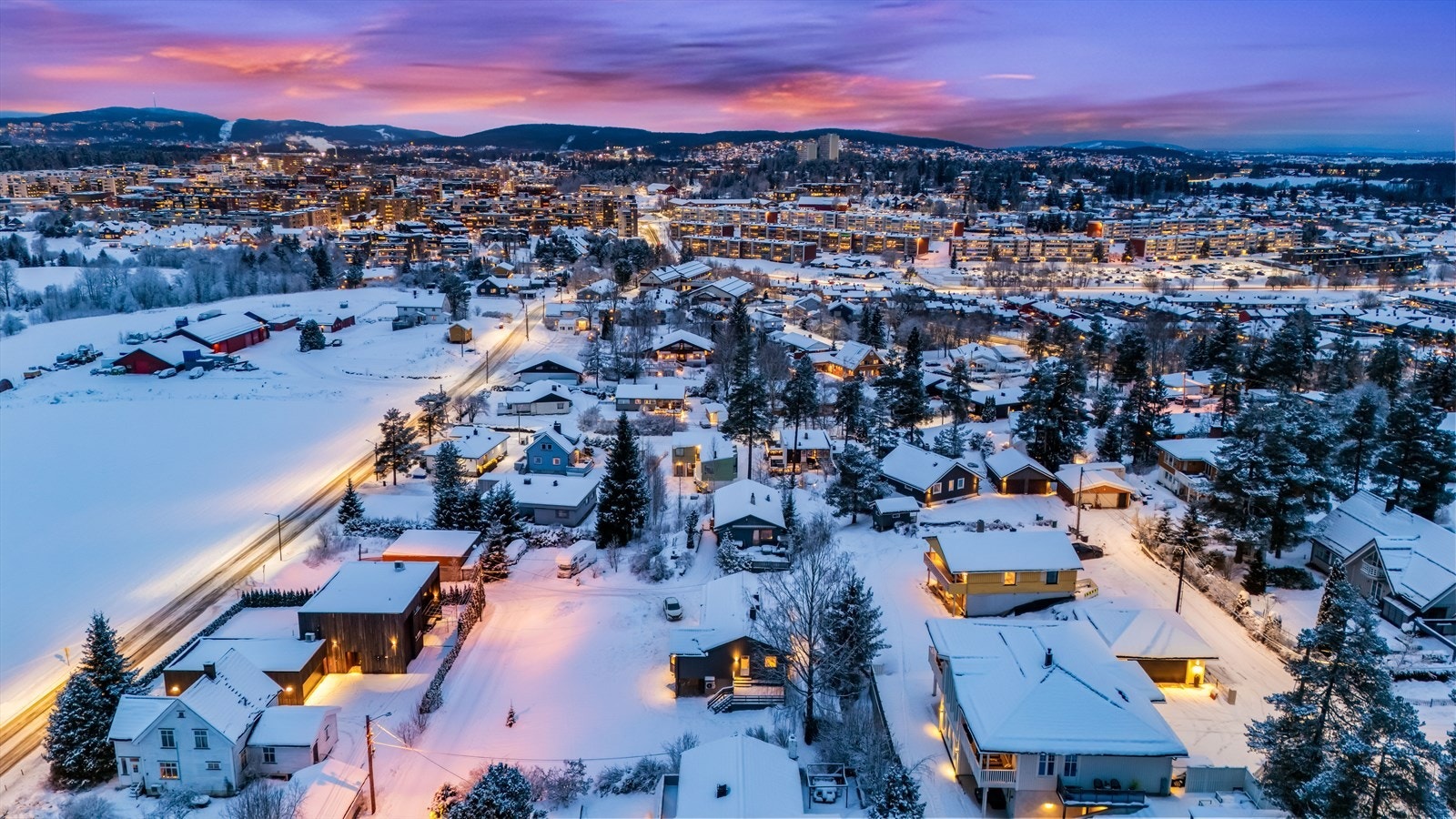 Eiendommen har en særdeles god beliggenhet i et populært boligfelt i Lørenskog. Kort gangavstand til barneskole, barnehager, butikker, marka og buss. Galleribilde