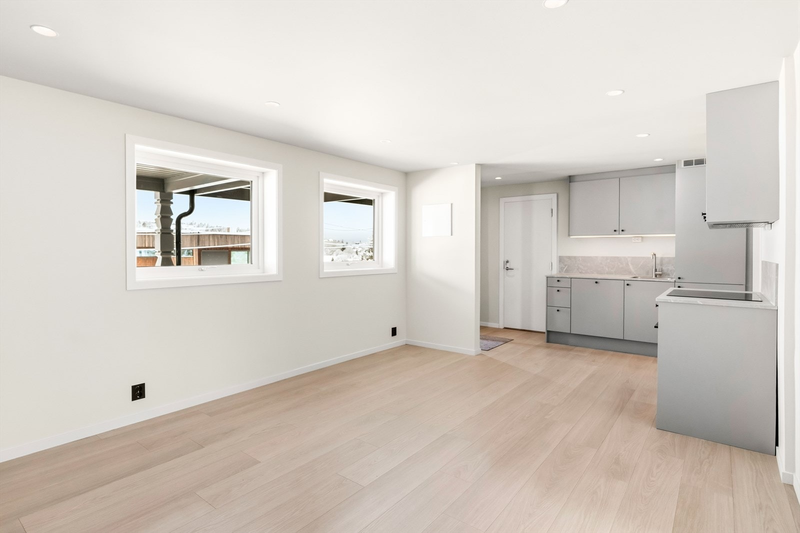 Denne delen har inngang fra hovedhusets entré, samt via egen ytterdør fra bakkeplan. Galleribilde