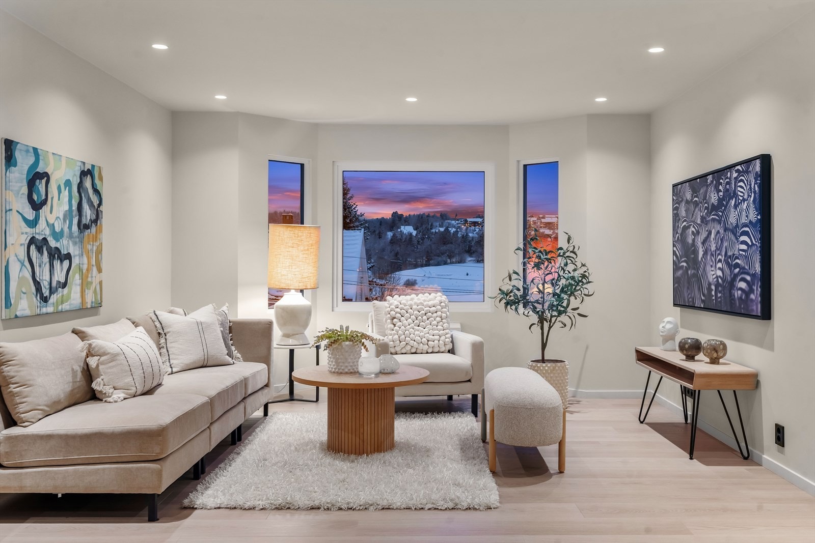 Rommet har rikelig med naturlig lysinnslipp fra de store vindusflatene. Galleribilde