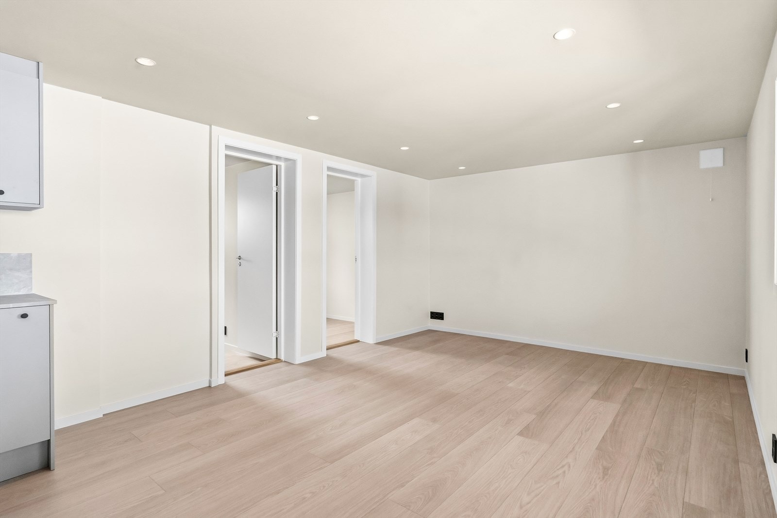 I stuen er det plass til sofaseksjon, tv-møbel og spiseplass. Rommet er i åpen løsning mot et kjøkken. Galleribilde