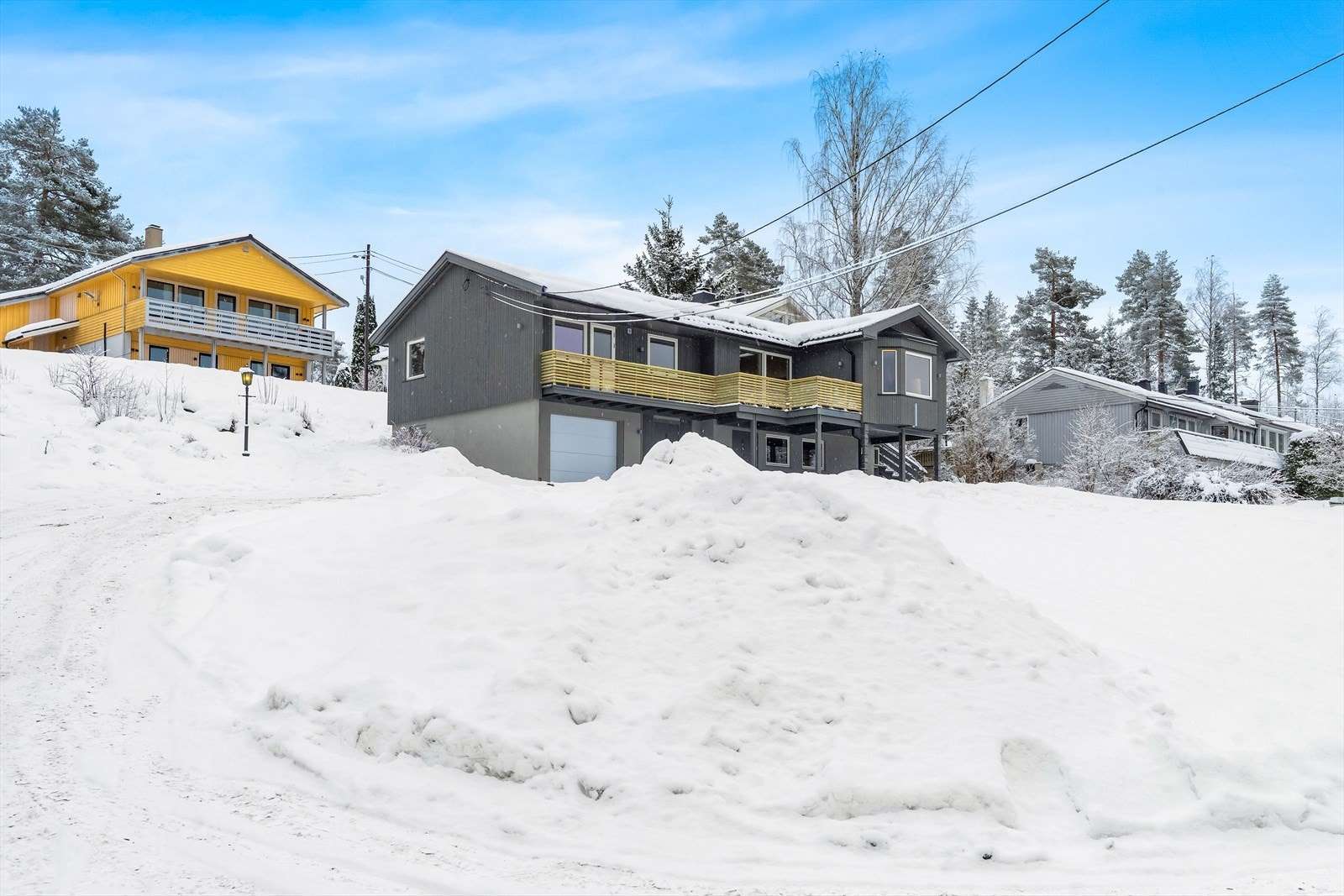 Ny garasjeport ble montert i 2025. Galleribilde