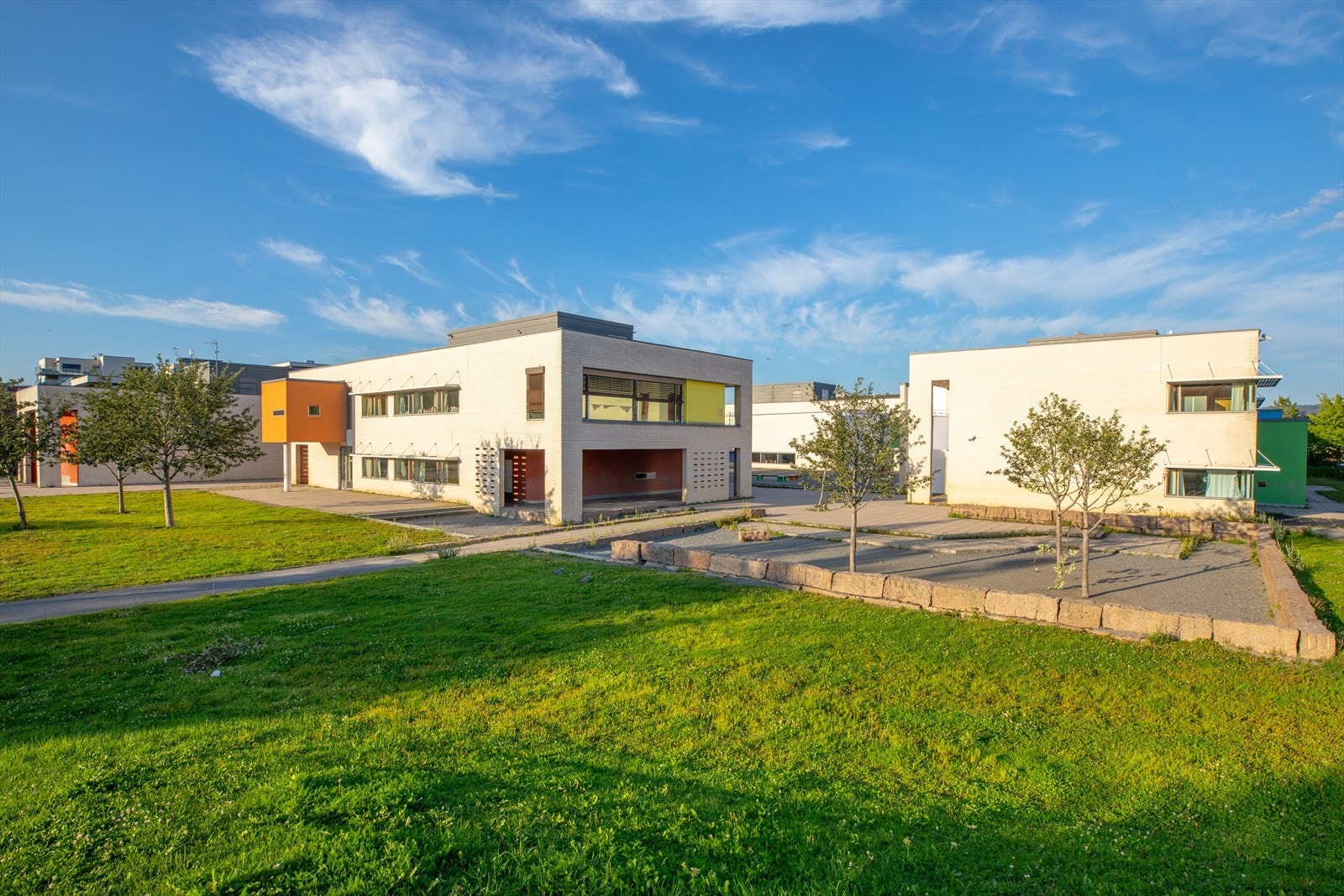 Benterud barnehage og skole ligger 1 km unna. Benterud skole har 349 elever fordelt på 1 - 7.trinn. Galleribilde