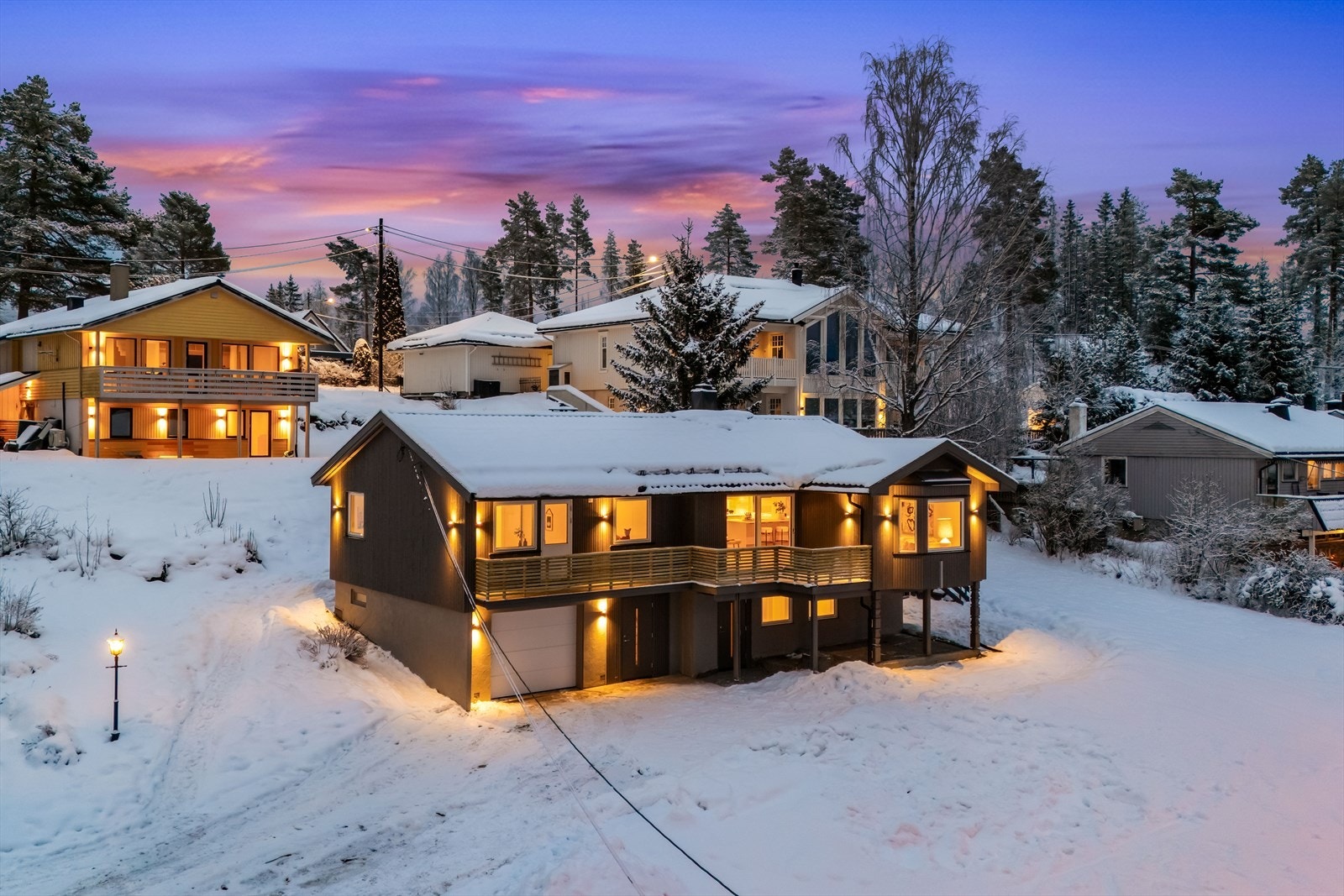 Boligen rommer stor stue med peis, lekkert kjøkken, to bad, toalettrom, vaskerom, fem soverom og integrert garasje. Galleribilde