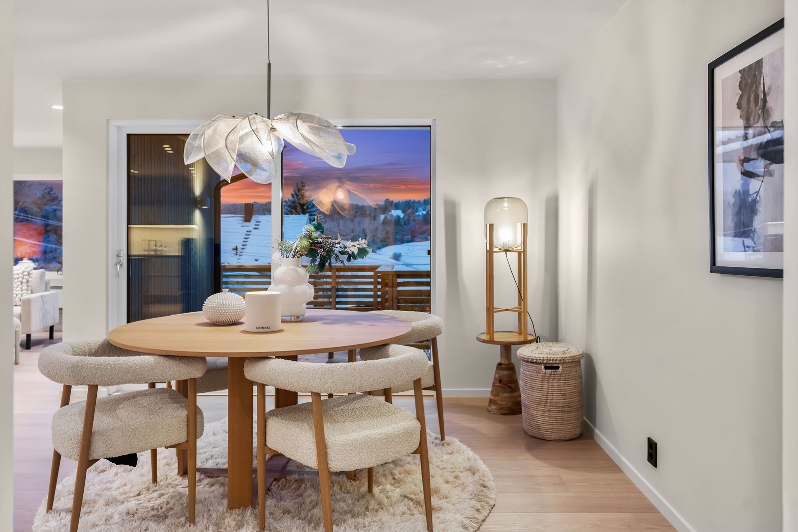 Det er blitt lagt en pen laminat på gulvene, og veggflatene er malt i en tidsriktig fargetone. Galleribilde