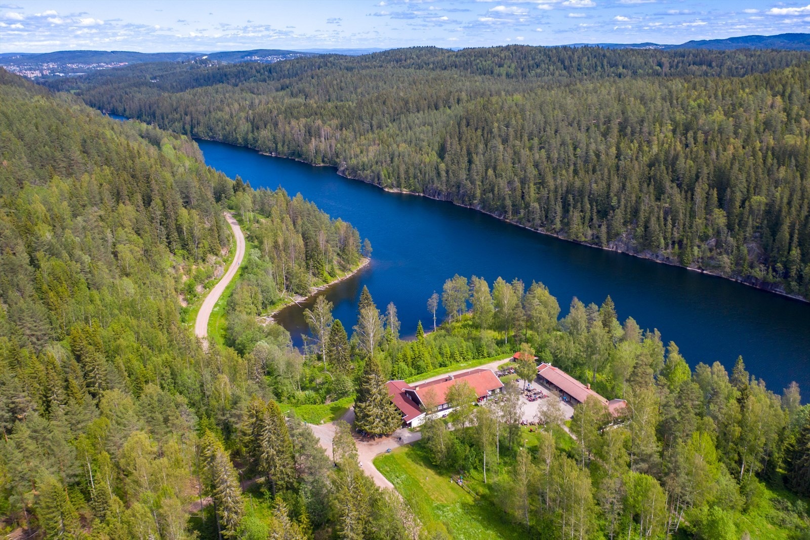 Det er inngang til Østmarka og lysløype like bortenfor. Herfra kan du ta deg ut i lysløypenett mot Mariholtet og videre ned til Oslo i masse nydelige løyper! Galleribilde