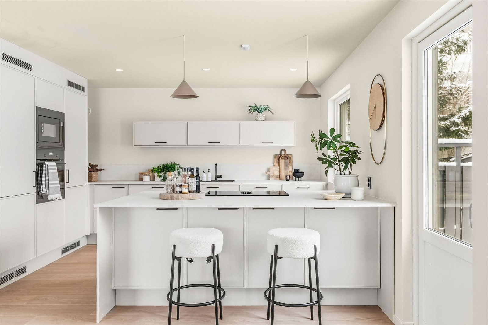 Kjøkkenet har opplegg for integrert oppvaskmaskin, ettgreps kran, platetopp, stekeovn, mikrobølgeovn og integrert kjøl/fryseskap. Galleribilde