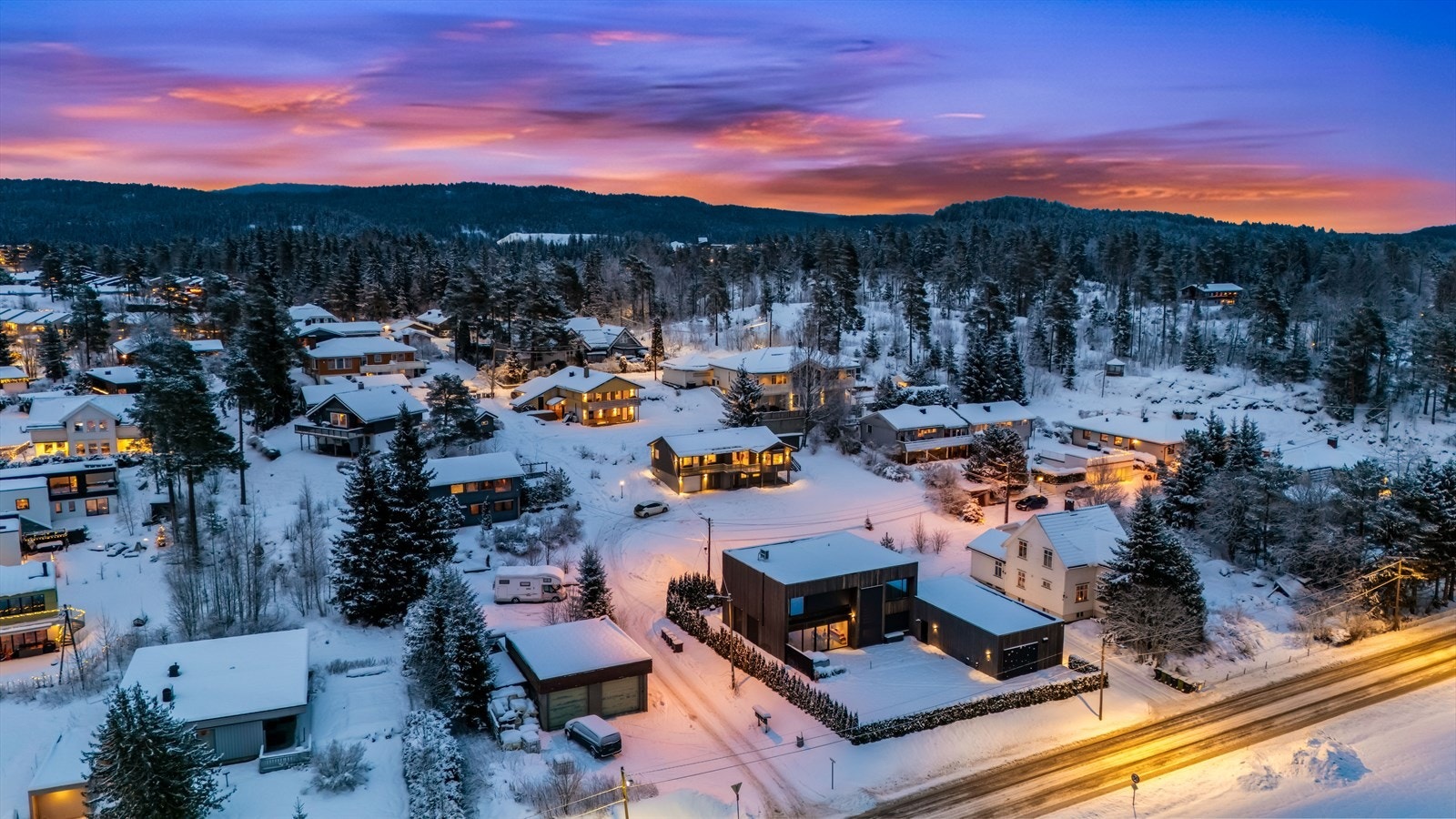 Tomten er blitt delt i en fradelingsforretning i 2026. Ny tomtestørrelse for eiendommen er estimert til ca. 636 kvm. Galleribilde