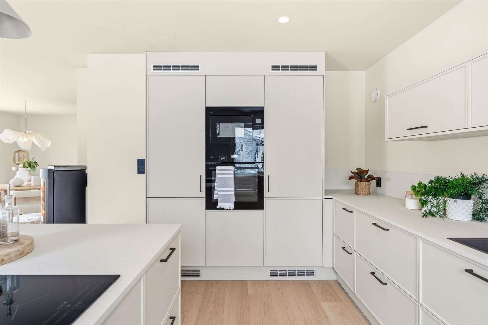 Komfyrvakt og aquastop/lekkasjevarsler med sensor og magnetventil er installert. Galleribilde