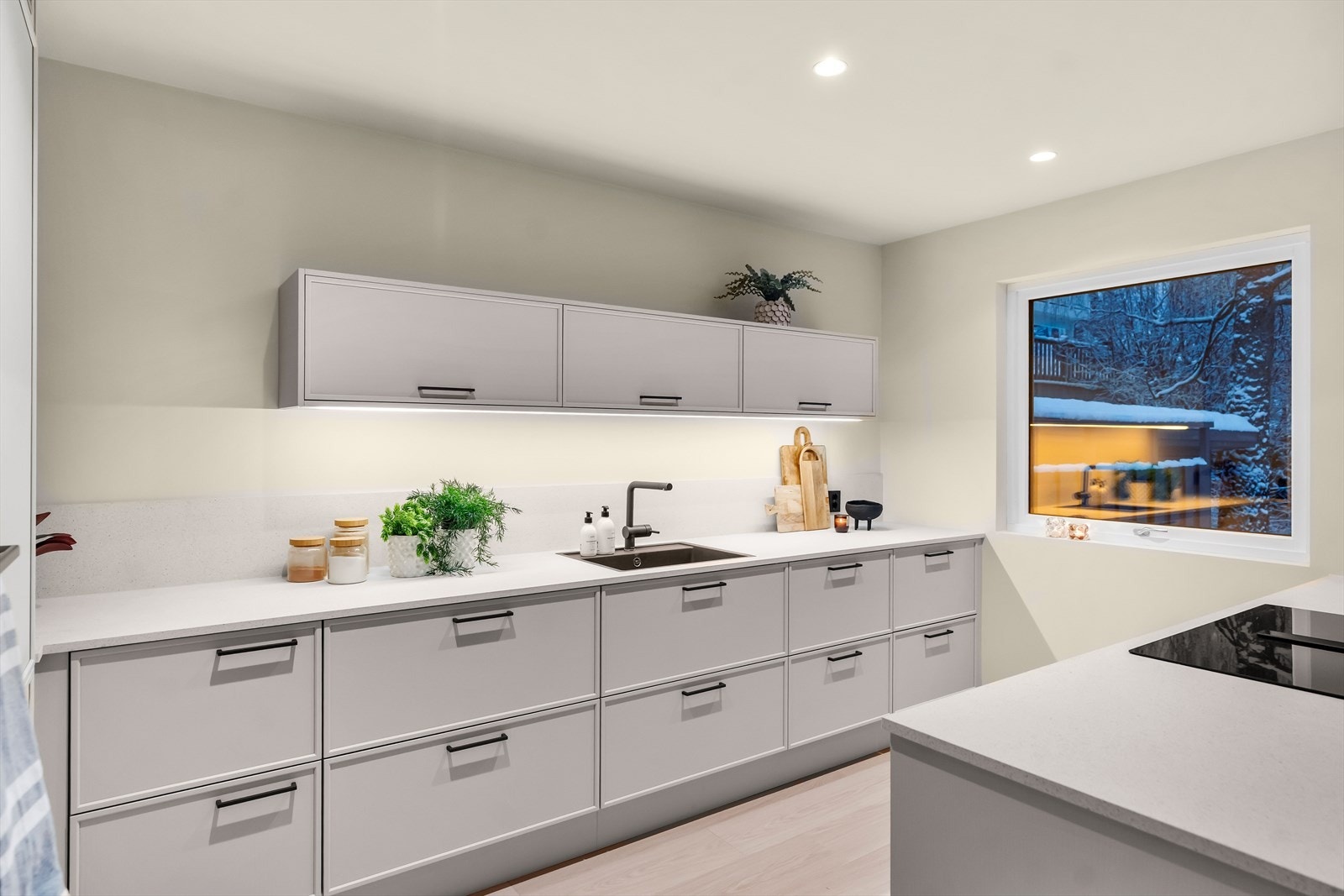 Også kjøkkeninnredning med hvitevarer var nytt i 2025. Galleribilde