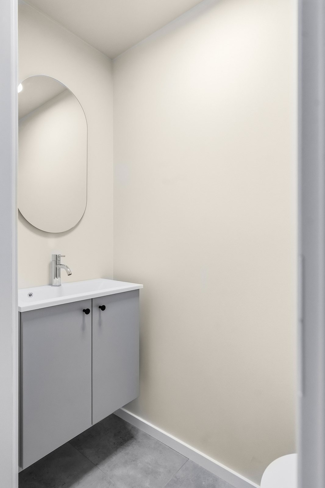 Toalettrommet er innredet med toalett og servant med underskap. På veggen over servanten henger det et speil. Galleribilde