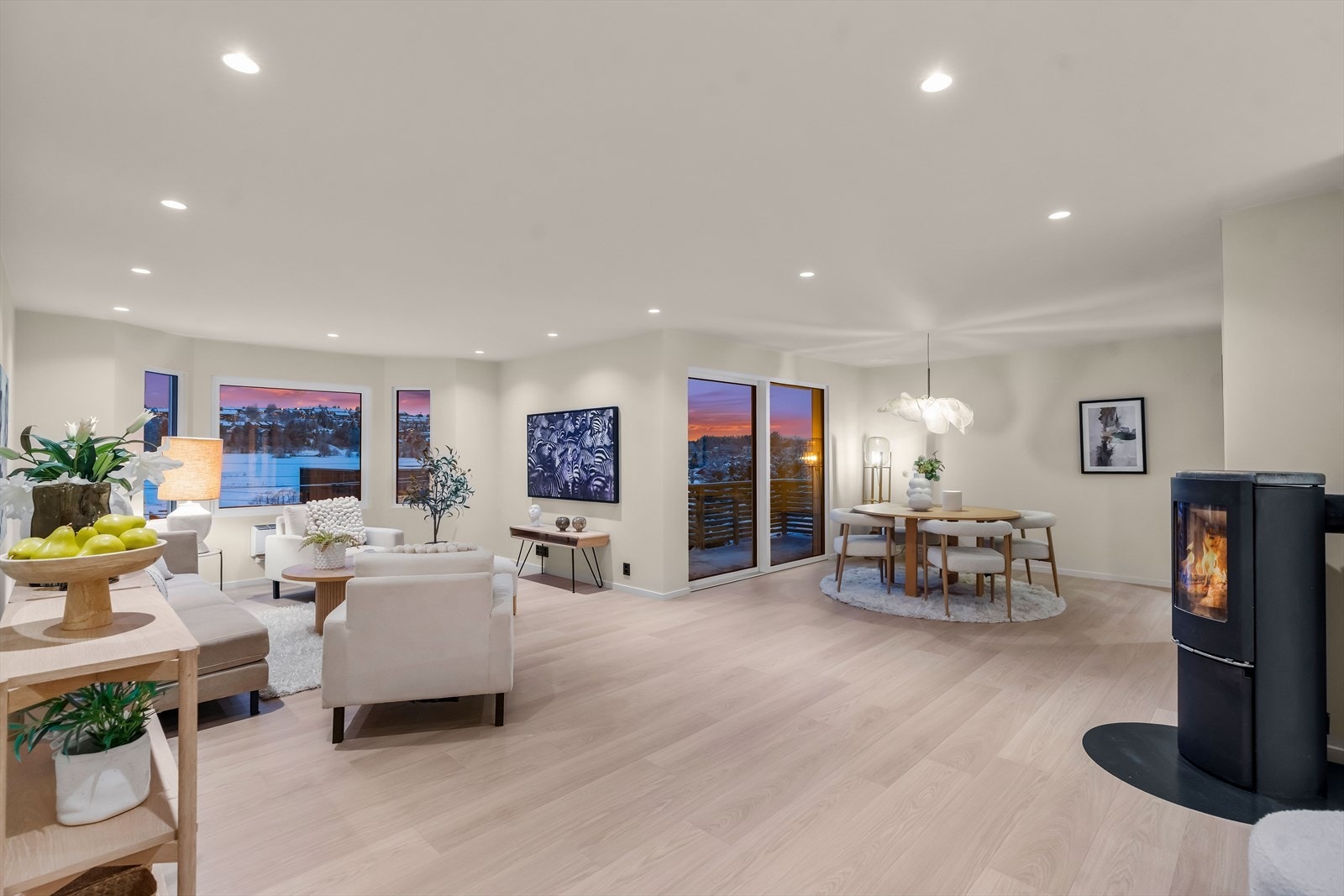 Dette er en attraktiv enebolig på Finstad i Lørenskog, betydelig oppusset i 2025. Galleribilde