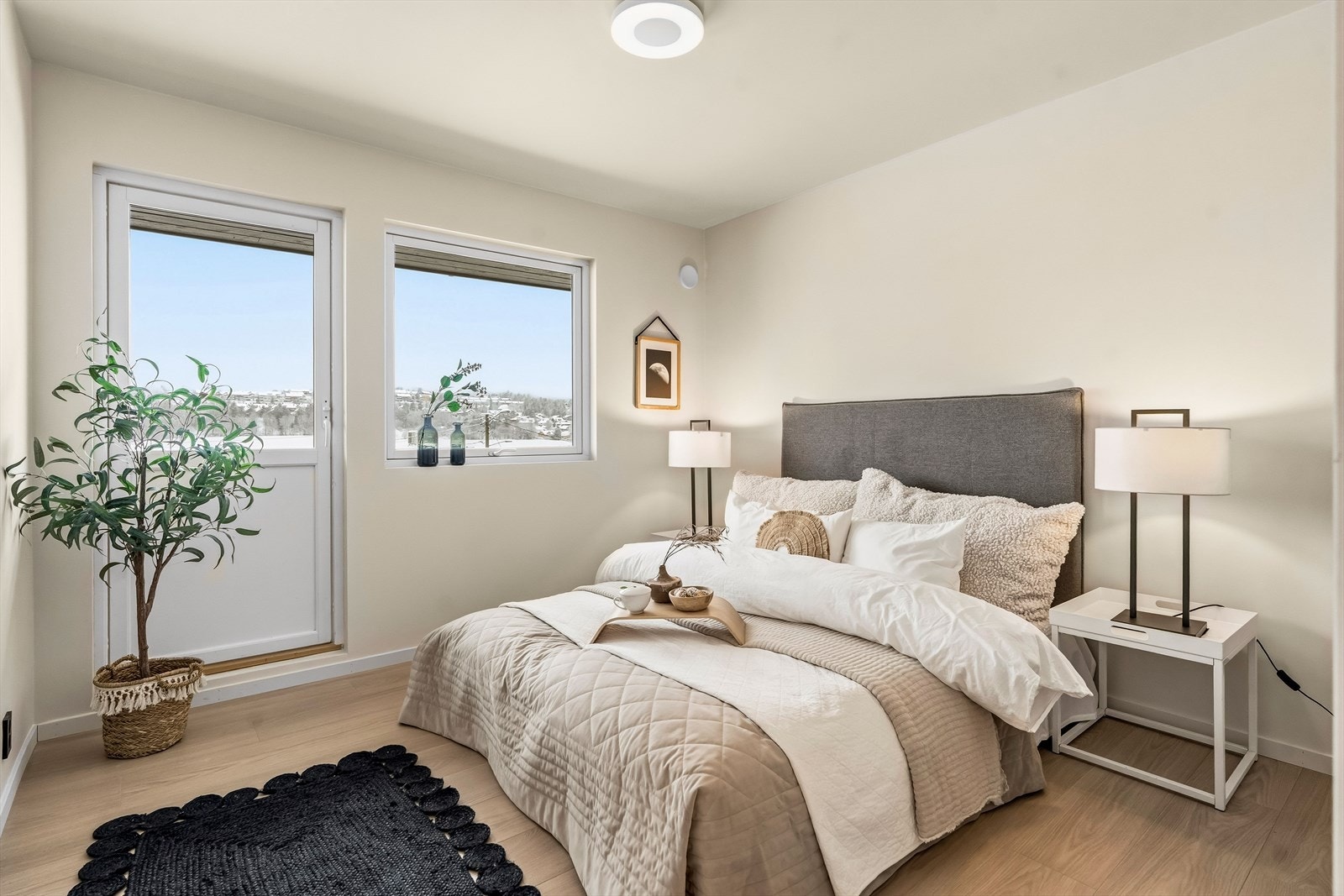 Etasjen har tre gode soverom. Hovedsoverommet har plass til dobbeltseng med tilhørende nattbord. Fra rommet er det trapp ut til terrassen utenfor stuen. Galleribilde