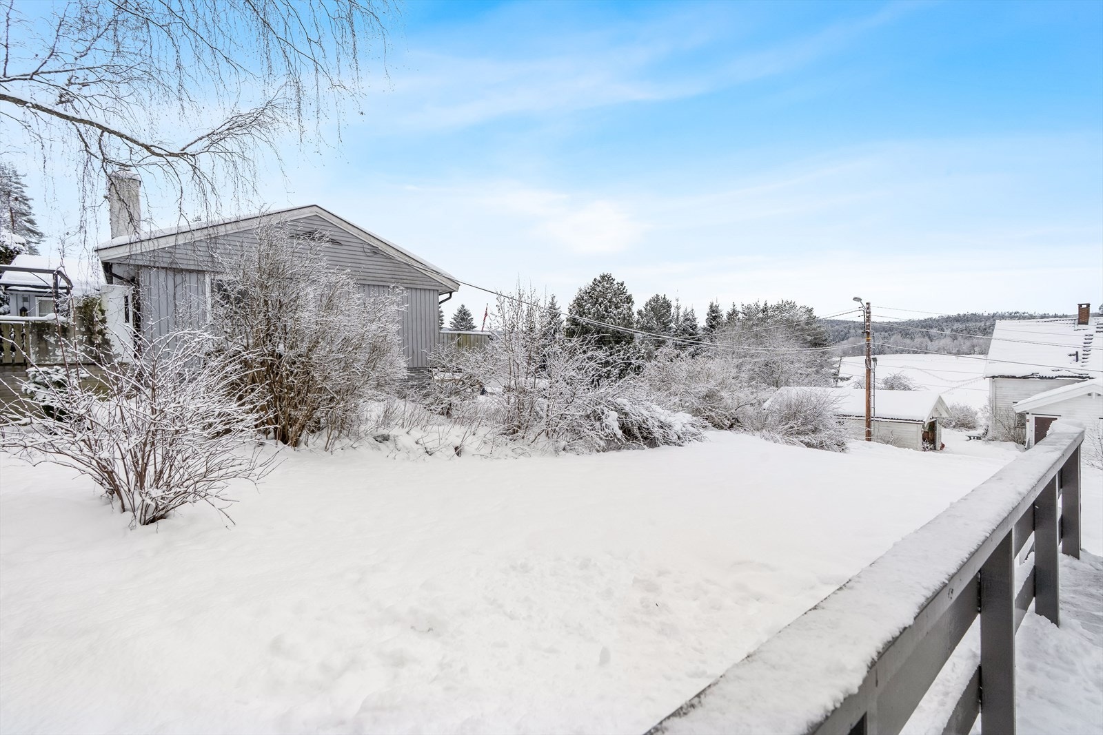 Fra denne terrassen er det trapp ned til hagen. Galleribilde
